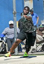 Gabe Oladipo throwing discus